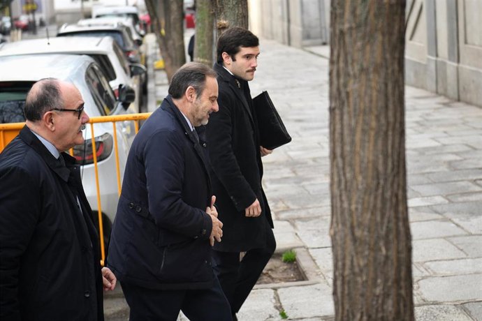 El ex ministro de Transportes José Luis Ábalos (c) llega a declarar al Tribunal Supremo, a 20 de febrero de 2025, en Madrid (España). Ábalos está citado para que declare como imputado en el Tribunal Supremo (TS) por la presunta adjudicación de contratos p