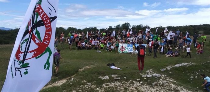 Archivo - Movilización de la plataforma Arabako Mendiak Aske contra los macropoyectos eólicos 
