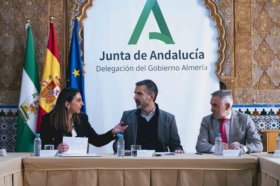 En el centro, el consejero andaluz de Agricultura, Pesca, Agua y Desarrollo Rural, Ramón Fernández-Pacheco, junto sus homólogos de la Región de Murcia y la Comunidad Valenciana, Sara Rubira y Miguel Barrachina, respectivamente.