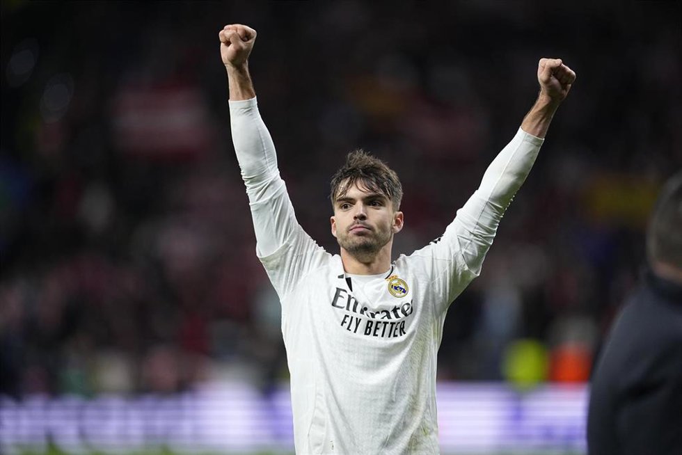 Raúl Asencio celebra el pase a los cuartos de final de la Liga de Campeones 24-25 