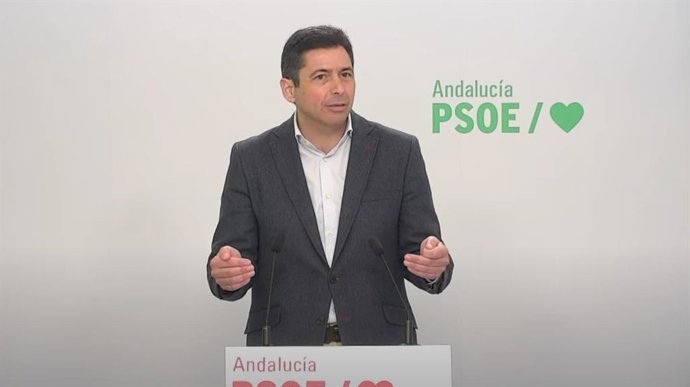 El secretario de Municipios del Litoral del PSOE-A, Rafael Márquez, en rueda de prensa.