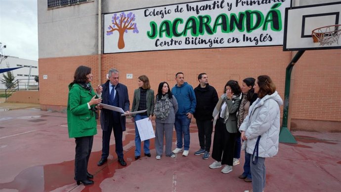 Visita del alcalde al CEIP Jacaranda de Sevilla Este para anunciar el proyecto de nuevas pistas deportivas.