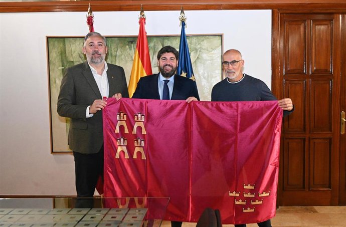 De izquierda a derecha: el alcalde de Santomera, Víctor Martínez; el presidente de la Comunidad, Fernando López Miras, y el montañero santomerano Francisco Mira 'Quitín', miembro de la expedición 'Mar de Hielo'