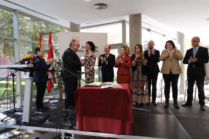 Vázquez felicita a la nueva directora de Salud Pública, Cristina Granda.