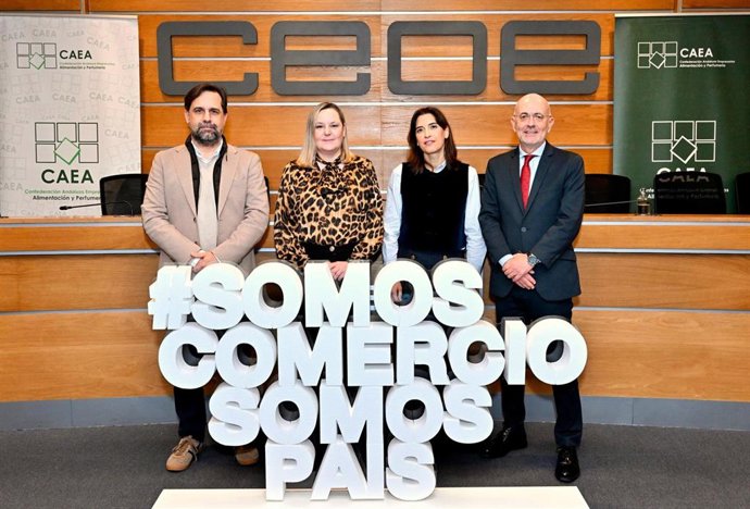 Imagen de la presidenta de CAEA, Virginia González, y la responsable de las Relaciones Institucionales de Lidl en Andalucía, Cristina Amorós.