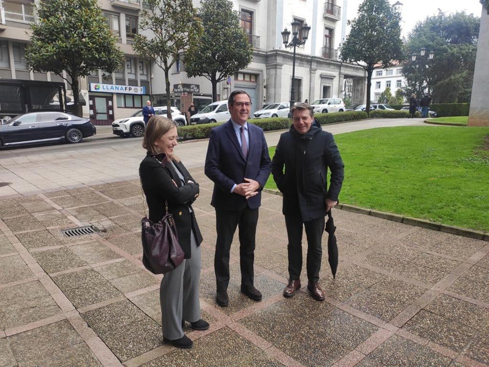 María Calvo, Antonio Garamendi y José Luis Almeida