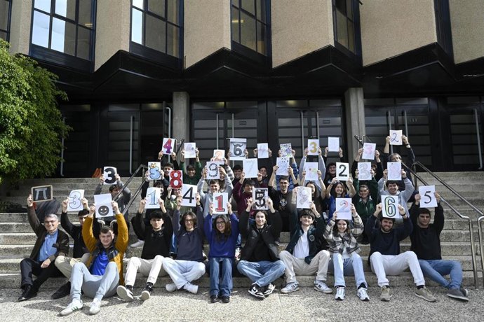 Estudiantes de Física Computacional de la UMU conmemoran el Día de Pi con una creativa representación numérica
