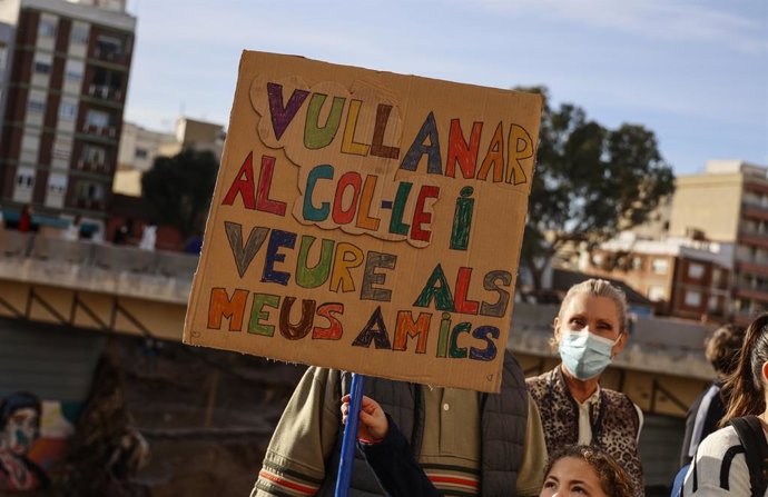 Archivo - Arxiu - Un cartell demanant la volta als col·legis després de la dana de Valencia (arxiu)