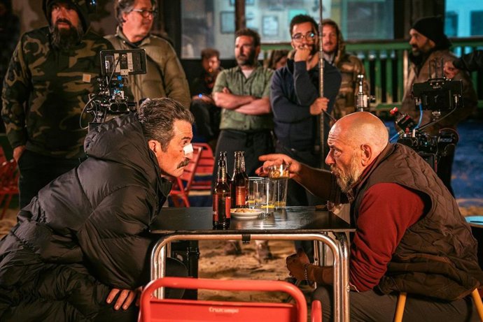 Luis Zahera y Karla Errejalde durante el rodaje de 'Tierra de nadie'.