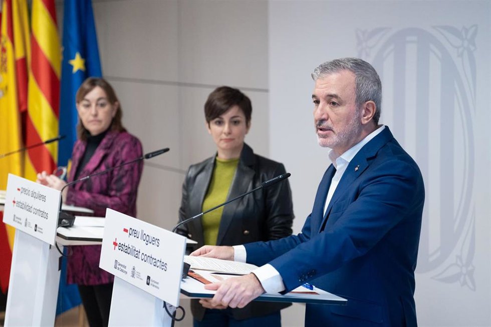 La ministra Isabel Rodríguez(c), el alcalde Jaume Collboni(d) y la consellera Sílvia Paneque(i), intervienen durante una reunión para valorar la contención de rentas en zonas de mercado residencial tensionado tras un año de la aplicación