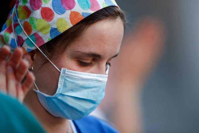 Archivo - Varios de los trabajadores del Hospital Fundación Jiménez Díaz de Madrid agradecen el apoyo recibido en el último día de homenajes a los Sanitarios celebrados durante la pandemia de coronavirus Covid-19. En Madrid, España, a 17 de mayo de 2020.