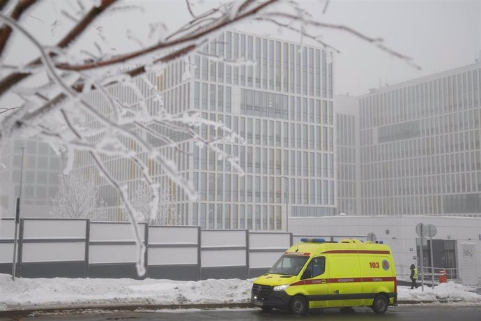 Archivo - Una ambulancia frente a un hospital en Kommunarka, en las afueras de la capital de Rusia, Moscú (archivo)