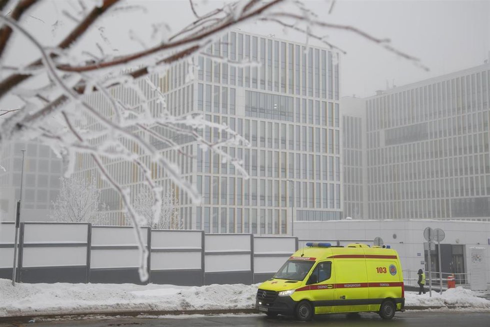 Archivo - Una ambulancia frente a un hospital en Kommunarka, en las afueras de la capital de Rusia, Moscú (archivo)