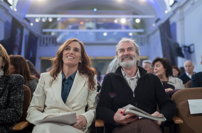 La ministra de Sanidad, Mónica García, y el director del Centro de Coordinación de Alertas y Emergencias Sanitarias del Ministerio de Sanidad (CCAES), Fernando Simón, durante el acto.