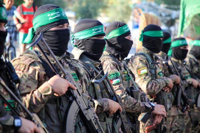 Archivo - Arquivo - Membros das Brigadas Ezzeldin al-Qassam, o brao armado do Movimento de Resistncia Islmica (Hamas) na regio central da Faixa de Gaza (arquivo)