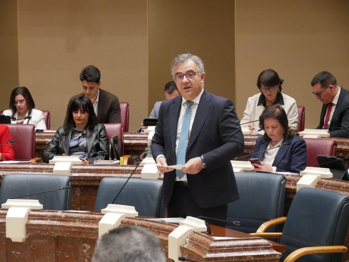 El consejero de Medio Ambiente, Universidades, Investigación y Mar Menor, Juan María Vázquez, en la Asamblea respondiendo a la pregunta sobre Zinsa.
