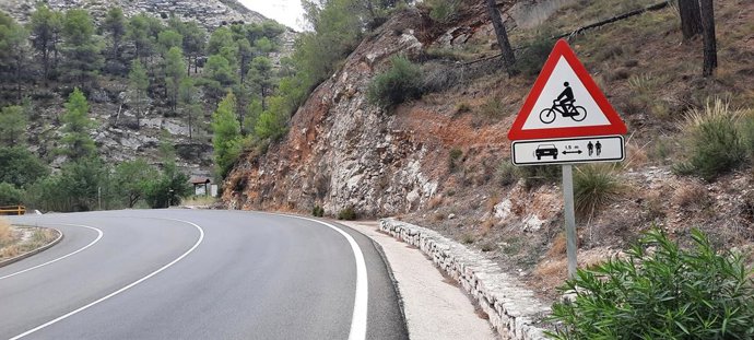 Archivo - Arxiu - El Consorci Camí del Cid instal·la a Ontinyent i Xàtiva nous senyals d'avís de pas de ciclistes