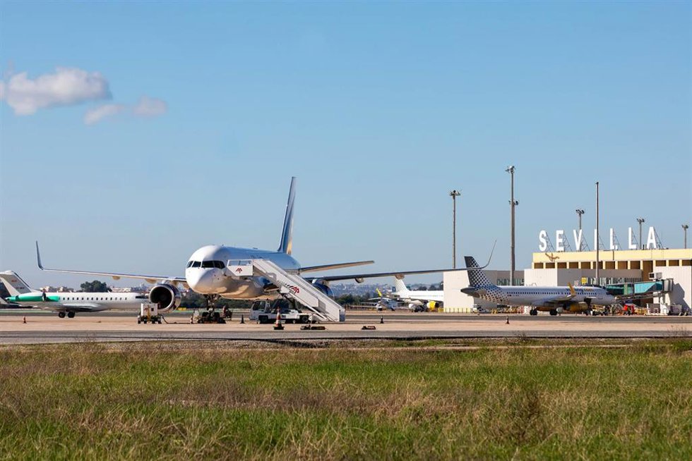 Archivo - Vista desde las pistas de parte de la terminal del aeropuerto, con algunos aviones estacionados en un primer plano.