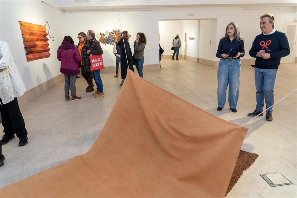 La Vidriera de Camargo inaugura la muestra de escultura 'Algo que tiene que ver con el tacto: la piel de la Tierra'