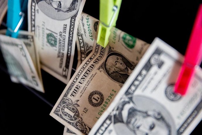 Archivo - Varios dólares sujetos con pinzas, a 9 de enero de 2024, en Madrid (España). Durante el 2023, el 65% de la población hizo uso del efectivo para el pago principal de compras en comercios físicos en España, según revela una de las principales conc
