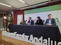 La Junta de Andalucía aborda la especial vulnerabilidad de los menores de edad ante la publicidad de los 'influencers'