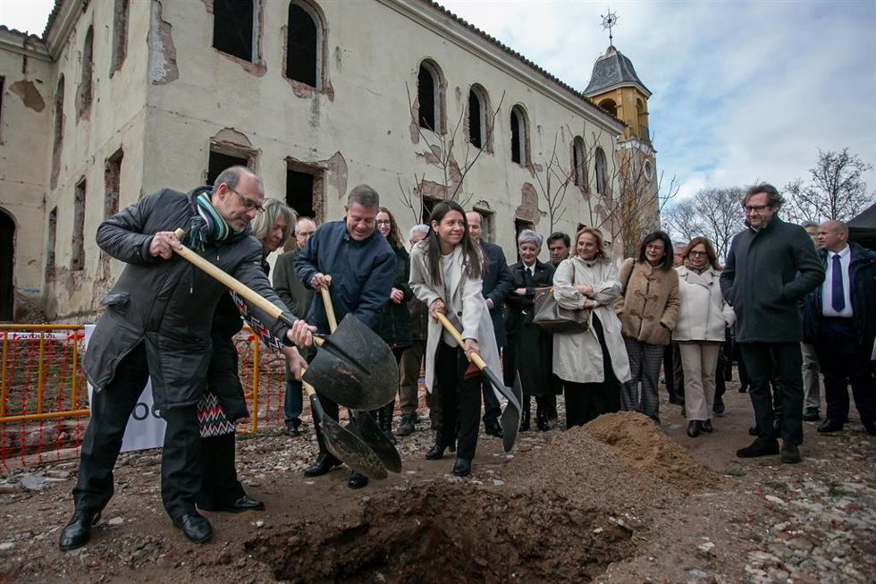 El presidente de las Cortes de C-LM, Pablo Bellido; el presidente de C-LM, Emiliano García-Page; y la consejera de Bienestar Social, Bárbara García Torijano, en la colocación de la primera piedra de la residencia 'Los Olmos' de Guadalajara.