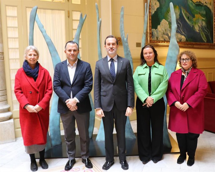 El presidente del Parlament, Gabriel Le Senne, este viernes junto a representantes de la junta directiva de la FEHM.