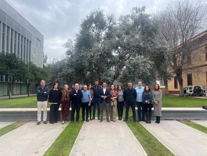Foto de familia con las cooperativas y almazaras premiadas por la Diputación por la calidad de sus AOVE en la presenta campaña.