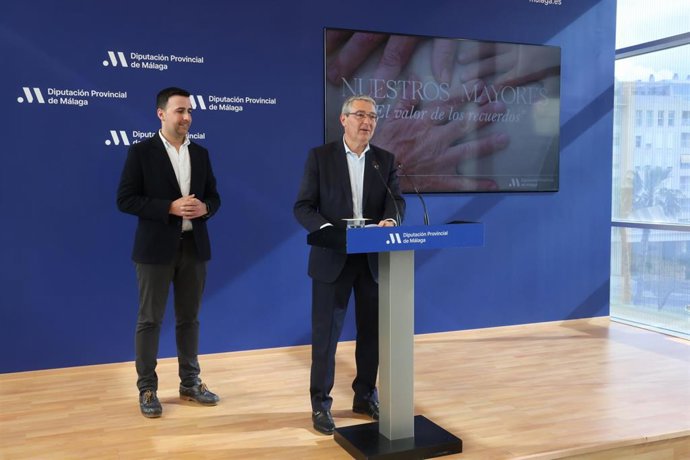 El presidente de la Diputación, Francisco Salado, ha presentado la publicación que la Delegación de Mayores de la institución provincial ha puesto en marcha dentro del Plan Contra la Soledad de las Personas Mayores.