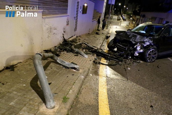 Efectos del accidente sobre el mobiliario urbano y una vivienda.