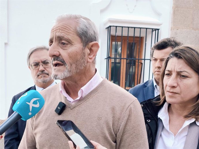 El portavoz de Agricultura del Grupo Popular en la Asamblea, Bibiano Serrano, atiende a los medios tras registrar las solicitudes de comparencencia para la comisión de investigación de Tierra de Barros.