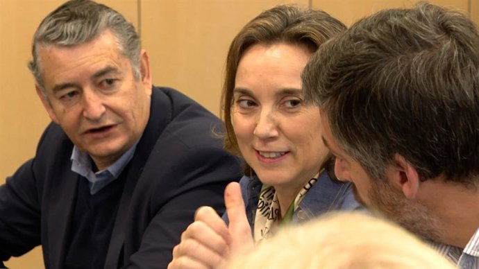 El consejero de la Presidencia, Antonio Sanz, y la secretaria general del PP, Cuca Gamarra, este viernes en Córdoba en la reunión sobre simplificación administrativa.