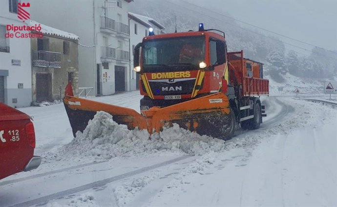 Archivo - Arxiu - Imatge d'arxiu dels bombers netejant neve vies a l'interior de la província