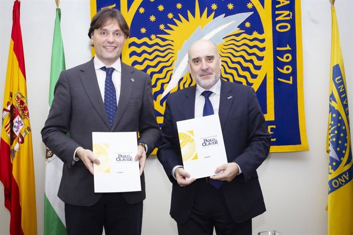El rector de la Universidad Pablo de Olavide, Francisco Oliva (i), y el director de la Cátedra, Santiago Atrio, tras la firma del convenio.