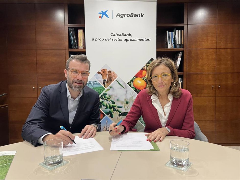 El director comercial de CaixaBank en Baleares, Oriol Rueda, y la presidenta de Cooperatives Agro-alimentries de Baleares, Jernima Bonafé, firman el nuevo convenio entre ambas entidades.