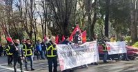Trabajadores de Correos se manifiestan por el centro de Oviedo para frenar la firma del acuerdo marco