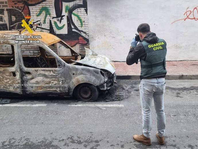 La Guàrdia Civil deté a un home per l'incendi de tres vehicles a Torrevella