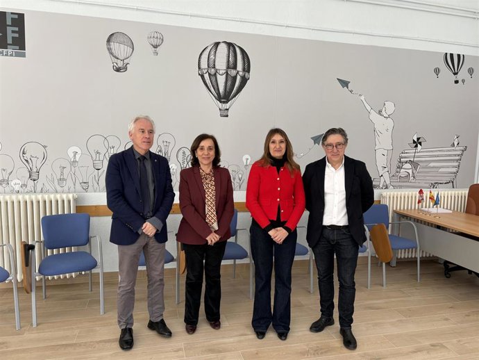 La consejera de Educación, Rocío Lucas, visita el Centro de Formación del Profesorado en Idiomas (CFPI)