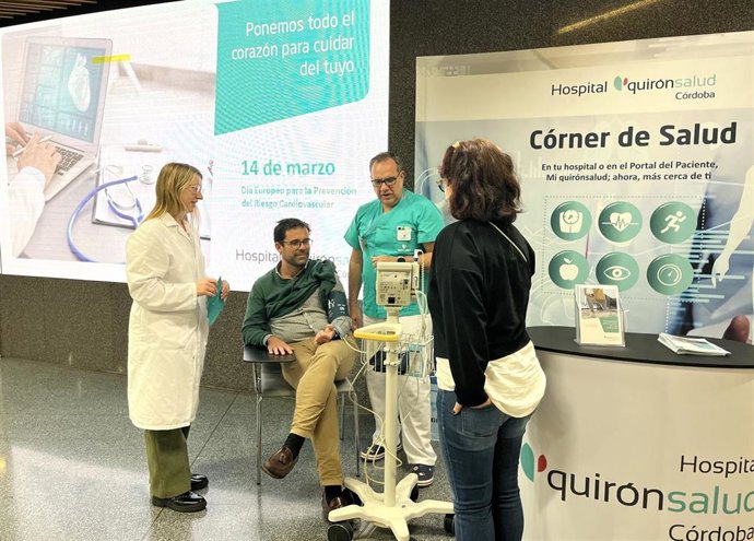 Mesa informativa en el Hospital Quirónsalud Córdoba.