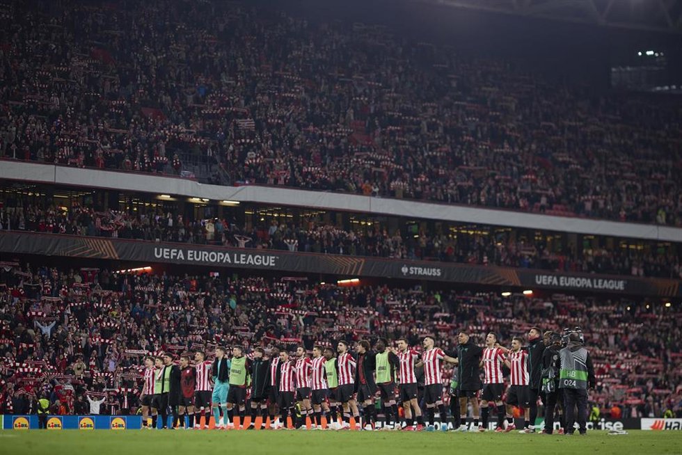 Los jugadores del Athletic Club celebran con su afición el pase a los cuartos de final de la Liga Europa 24-25