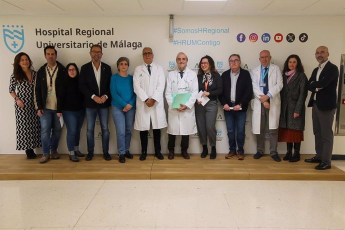 El delegado de Salud, Carlos Bautista; el director gerente del Hospital Regional, José Antonio Ortega; el director médico del complejo hospitalario, Fernando Salgado; el subdirector médico del centro, Juan José Sánchez y el jefe de servicio de Ginecología
