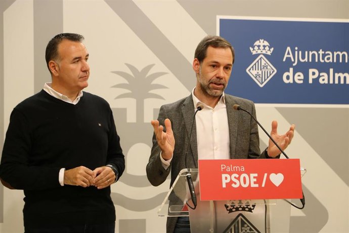 Archivo - El portavoz el portavoz adjunto del PSIB en el Ayuntamiento de Palma, Fransesc Dalmau, y el portavoz, Xisco Ducrós.