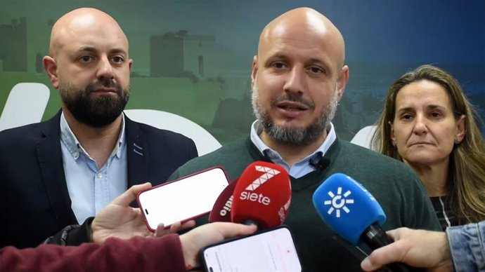 El portavoz adjunto de Vox en el Parlamento andaluz, Rodrigo Alonso, este viernes en declaraciones a los medios en Almería.