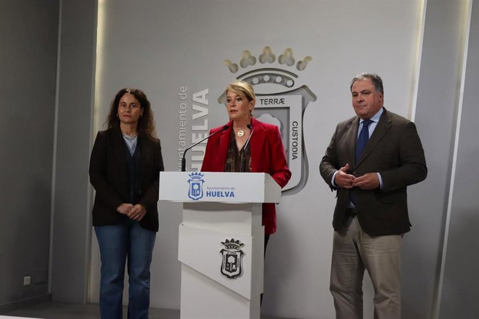 La alcaldesa de Huelva, Pilar Miranda, y el delegado de Empleo, Empresa y Trabajo Autónomo de la Junta en Huelva, Juan Carlos Duarte, y la teniente alcalde de Empleo del Ayuntamiento de Huelva, Adela de Mora.