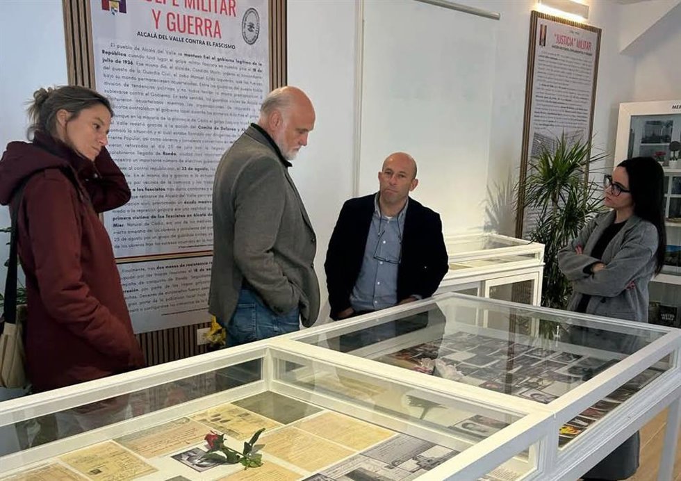 Javier Vidal en la Casa de la Memoria de Alcalá del Valle con el alcalde de la localidad.