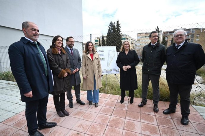 La consejera de Fomento, Rocío Díaz, en el centro en la imagen, con la alcaldesa de Granada, Marifrán Carazo, a su izquierda, en una visita al solar del Parque de Automovilismo