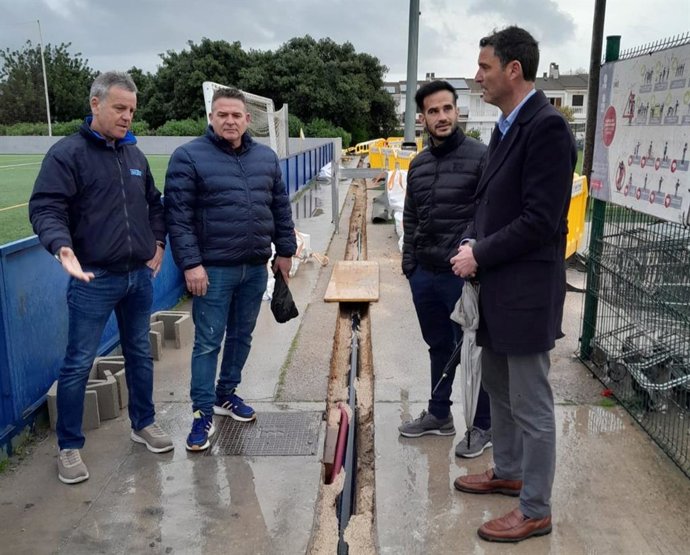 Visita de representantes municipales al inicio de las actuaciones.