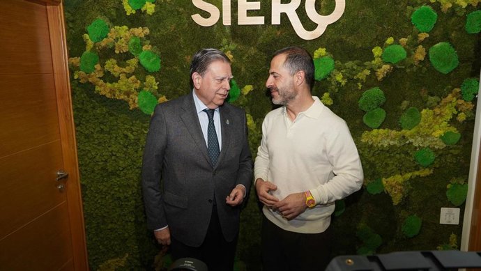 El alcalde de Siero, Ángel García, recibe al alcalde de Oviedo, Alfredo Canteli.