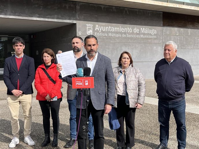 El portavoz de los socialistas en el Ayuntamiento de la capital, Daniel Pérez, y otros ediles del PSOE junto a la puerta de la Gerencia Municipal de Urbanismo.
