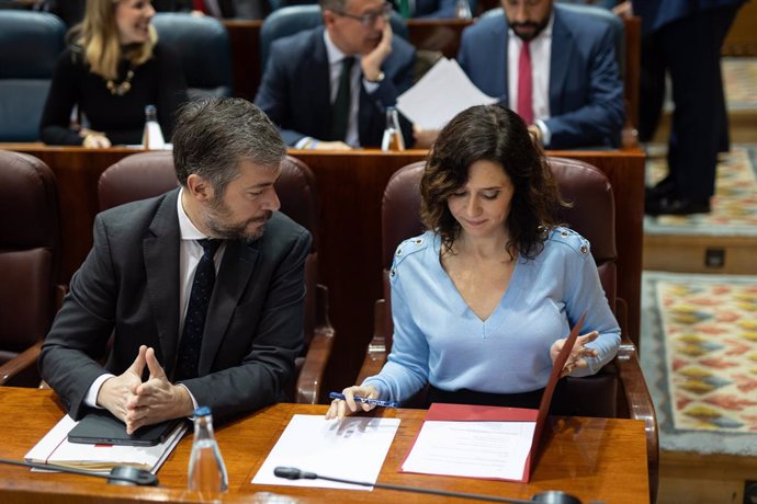 La presidenta de la Comunidad de Madrid, Isabel Díaz Ayuso, junto al consejero de Presidencia, Justicia y Administración Local, Miguel Ángel García Martín, en el Pleno de la Asamblea